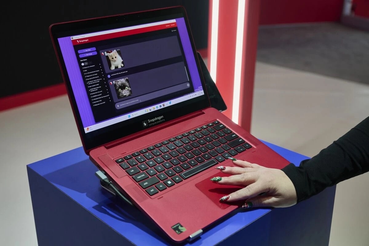 Một Mẫu Laptop Dùng Chip Xử Lý Snapdragon. Ảnh Bloomberg