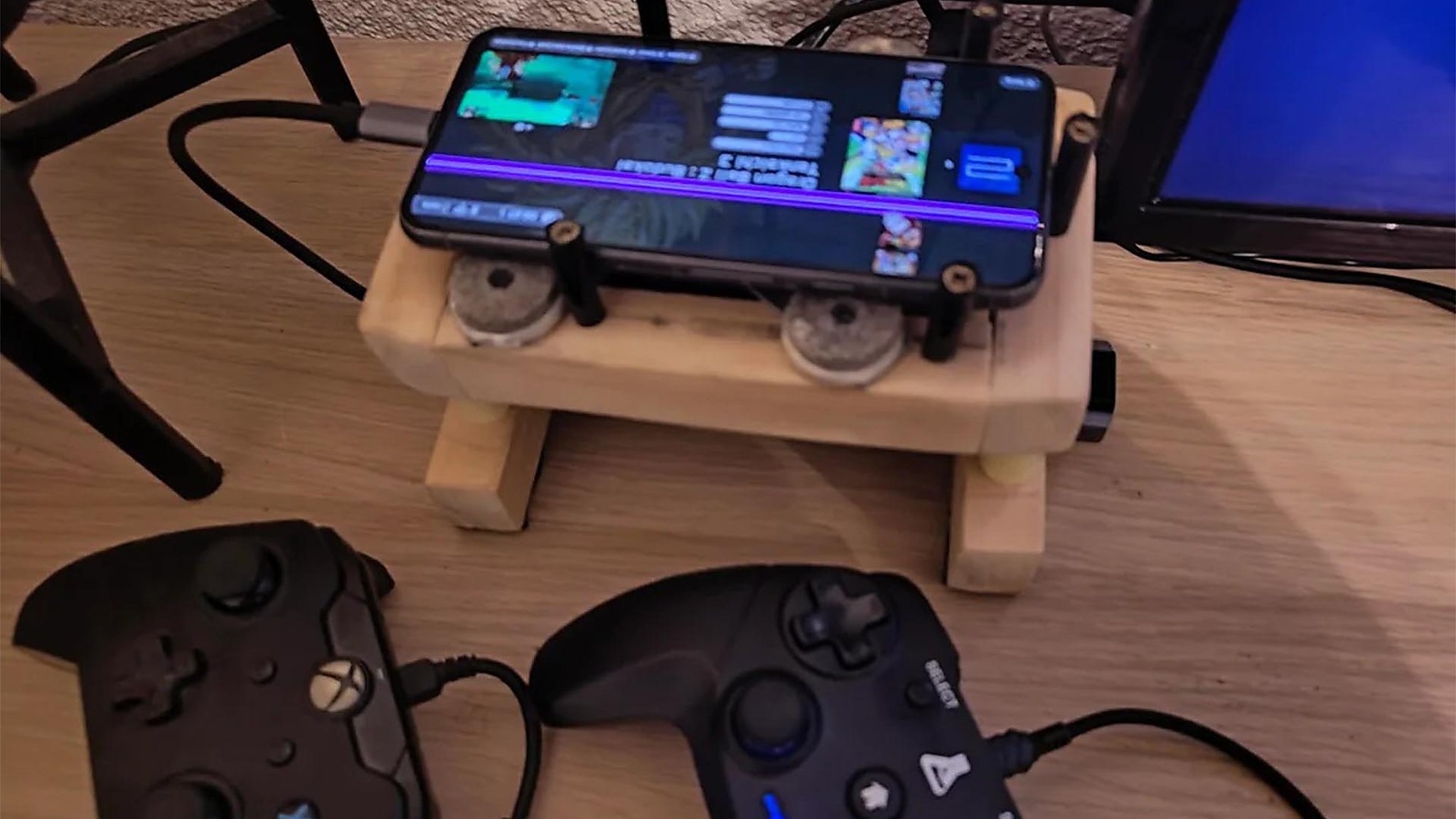 Pixel 8 hỏng được độ thành máy chơi game cầm tay có quạt tản nhiệt